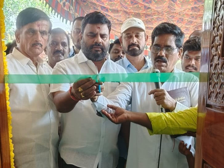 ఇందిరమ్మ ఇంటి గృహప్రవేశాన్ని ప్రారంభించిన TPCC సభ్యుడు