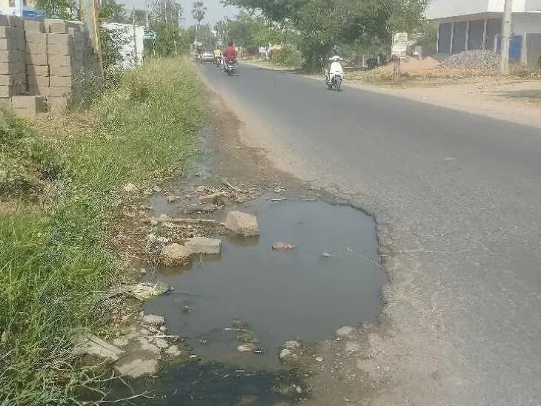 రోడ్డుపై గుంతలు.. ఇబ్బందులు పడుతున్న వాహనదారులు