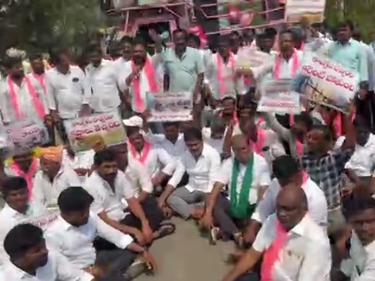 తడిసిన ధాన్యాన్ని కొనుగోలు చేయాలని ధర్నా