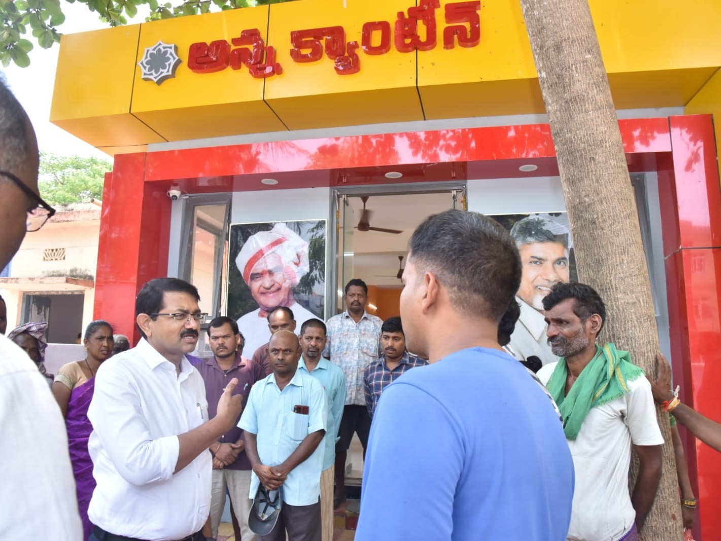 అన్న క్యాంటీన్‌ను ఆకస్మికంగా తనిఖీ చేసిన కలెక్టర్