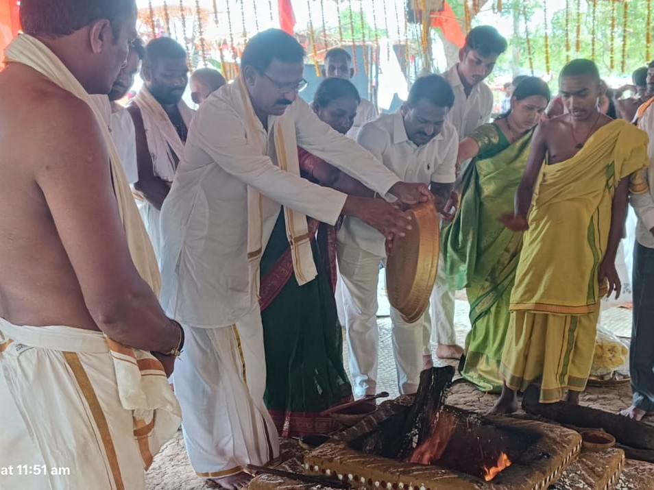 విగ్రహ ప్రతిష్ట కార్యక్రమంలో పాల్గొన్న మాజీ ఎమ్మెల్యే