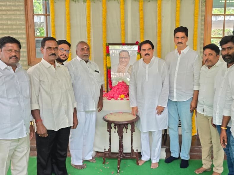 మనోహర్‌ను పరామర్శించిన జనసేన నేతలు