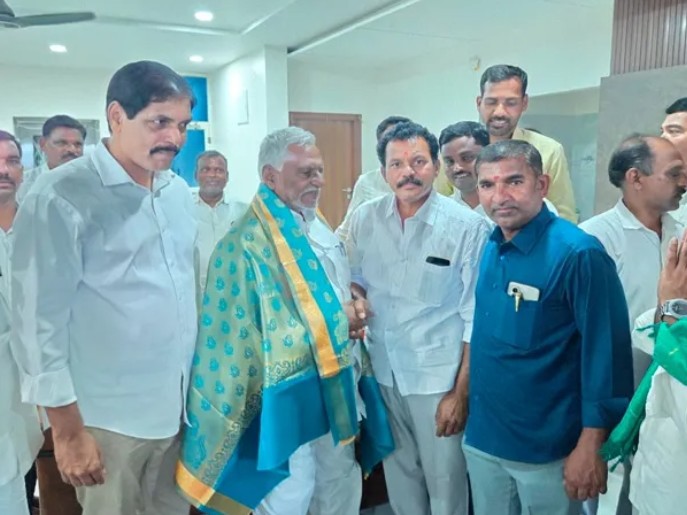 మాజీ ఎమ్మెల్సీని కలిసిన బీఆర్‌ఎస్ పార్టీ నాయకులు