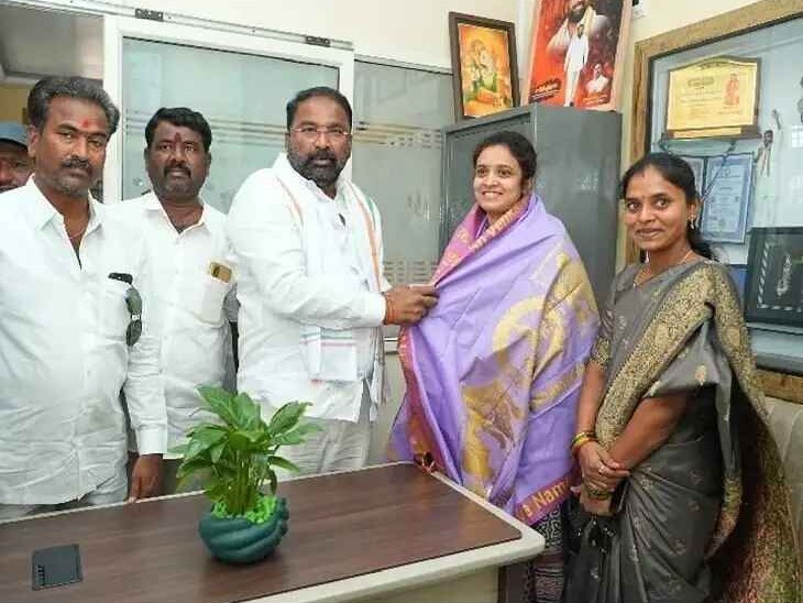 మంత్రిని కలిసిన కలెక్టర్ ప్రియాంక