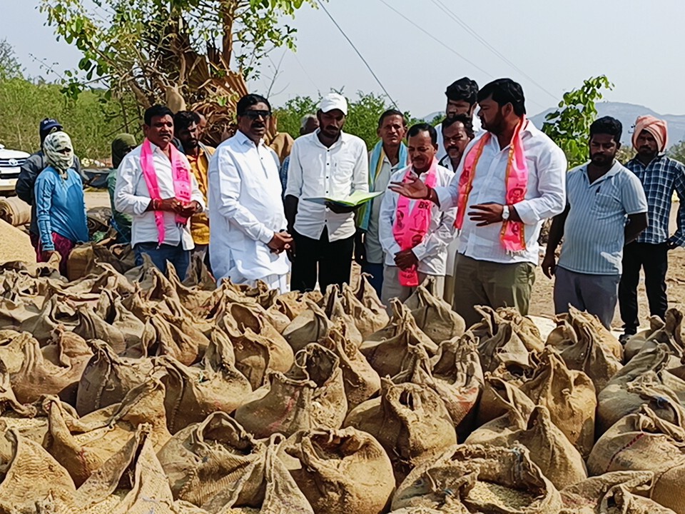 కొనుగోలు కేంద్రం తనిఖీ చేసిన.. మాజీ డిప్యూటీ సీఎం