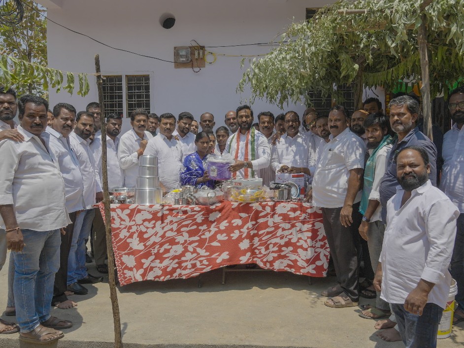 ఇందిరమ్మ ఇంటి లబ్ధిదారులకు వంట సామాగ్రి అందజేత