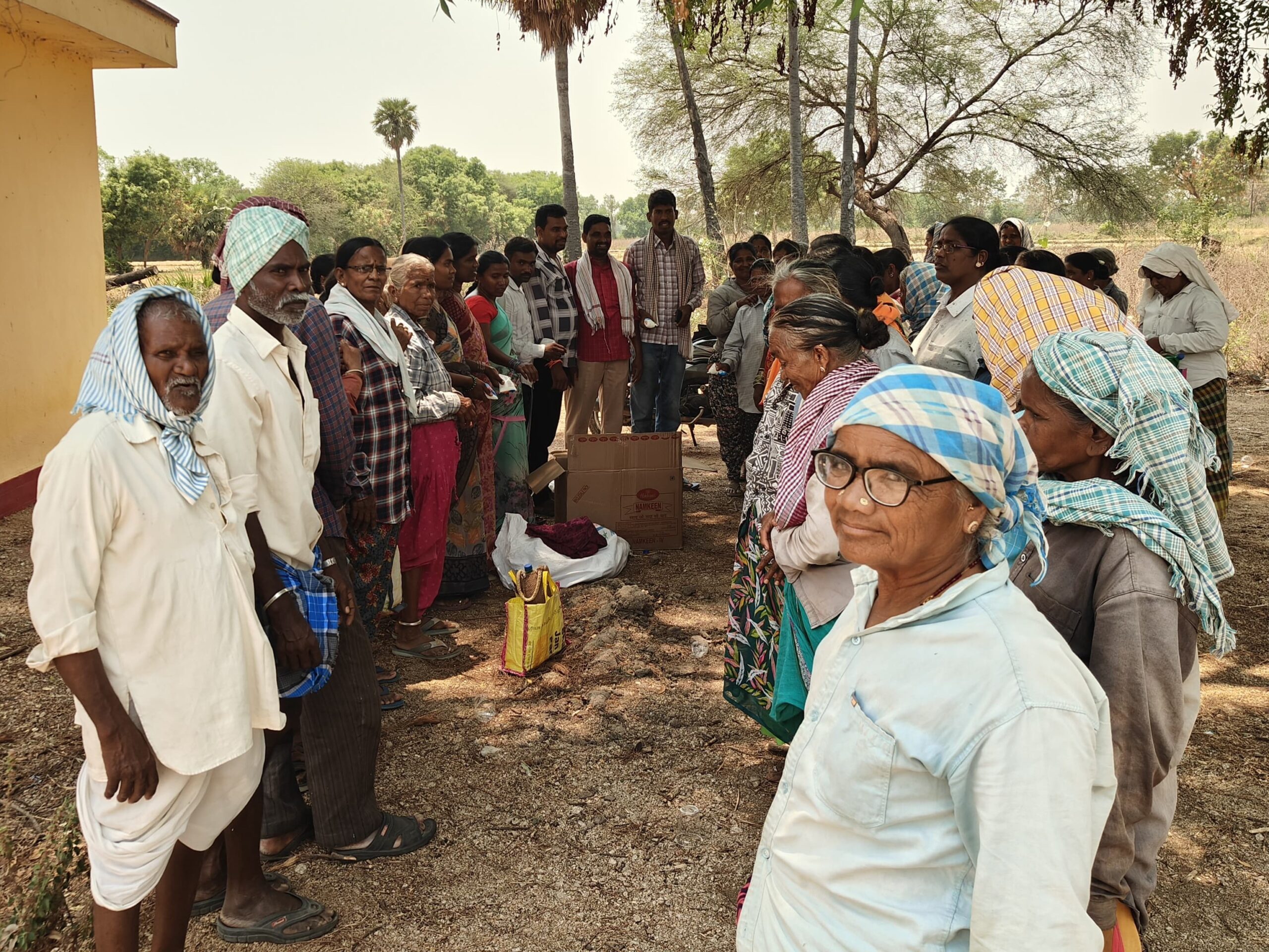 ఉపాధి హామీ కూలీలకు కూల్ డ్రింక్స్ పంపిణీ