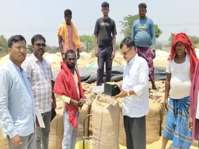 వరి కేంద్రాలను కేంద్రాలను పరిశీలించిన తహసీల్దార్
