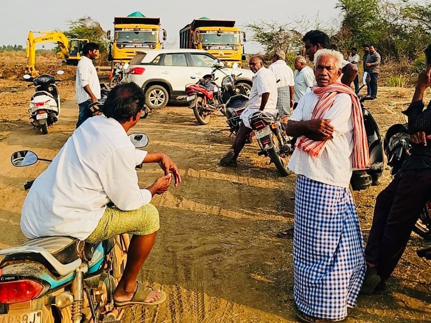 గోదావరిలో మట్టి తవ్వకాలను అడ్డుకున్న నర్సరీ రైతులు