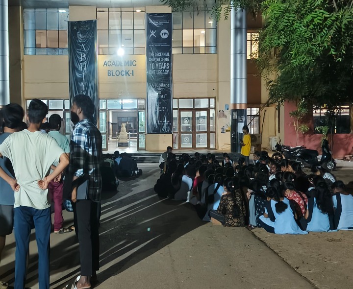 ట్రిపుల్ ఐటీలో విద్యార్థుల ధర్నా