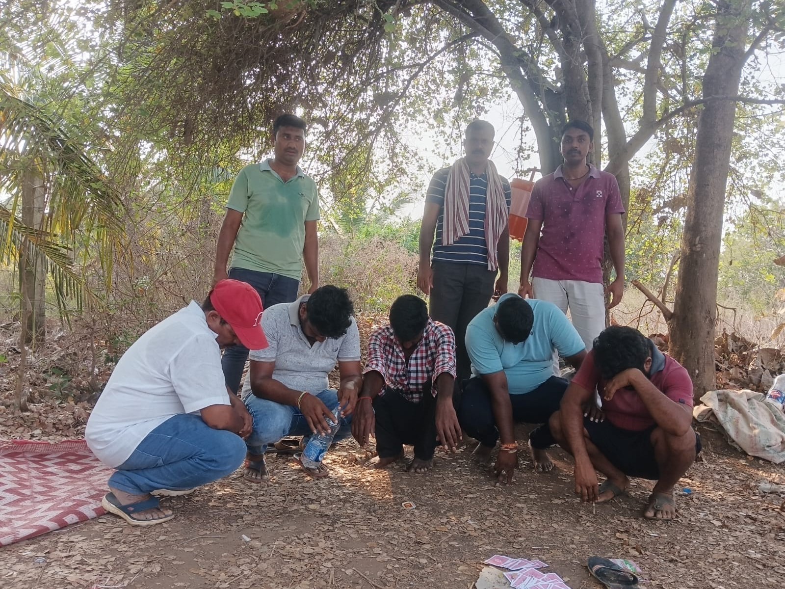 పేకాట శిబిరంపై పోలీసుల దాడి..!