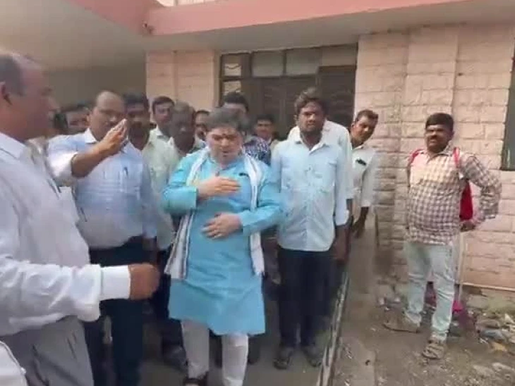 ములకనూరు బస్ స్టేషన్‌ను పరిశీలించిన మంత్రి