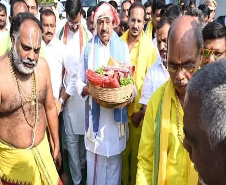 స్వామి వారికి పట్టు వస్త్రాలు సమర్పించిన తుమ్మల