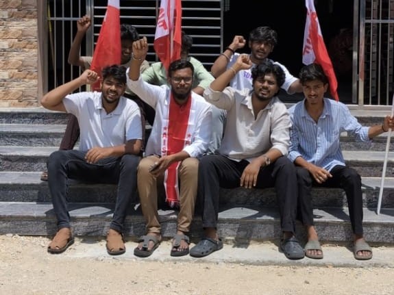 విద్యార్థి సంఘ నాయకుల నిరసన