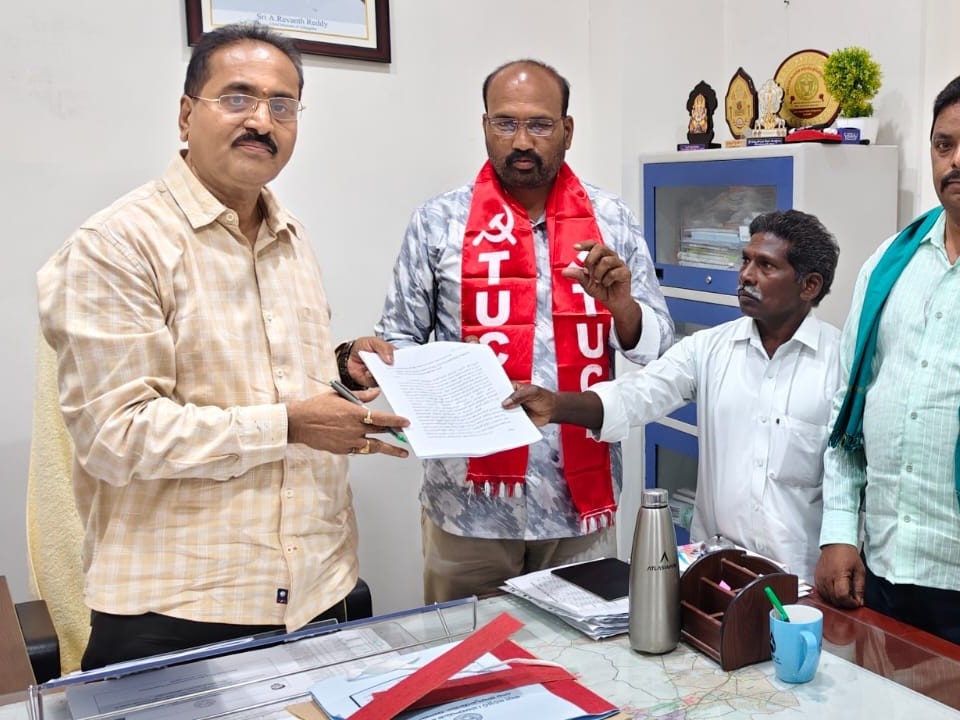 ‘బకాయి వేతనాలు వెంటనే చెల్లించాలి’