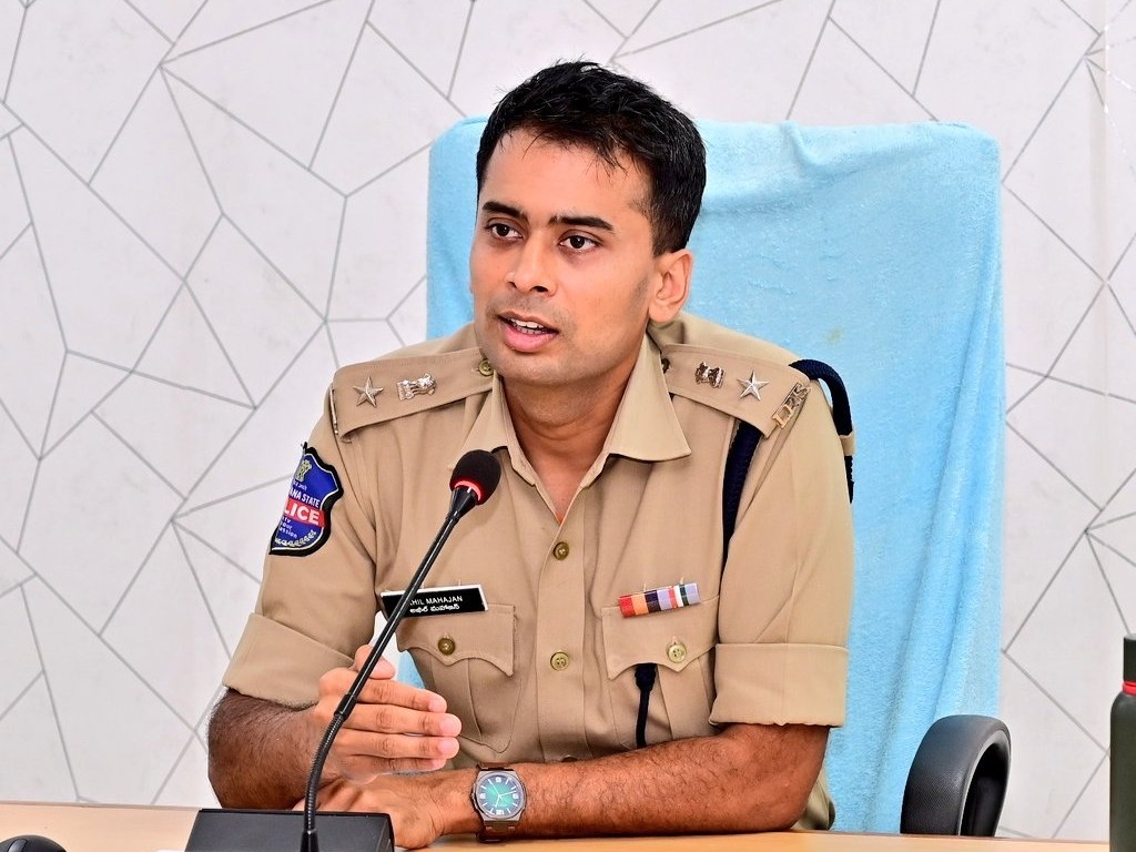 అక్రమ నగదు బదిలీ కేసులో ఇద్దరు నిందితులకు జైలు శిక్ష: SP