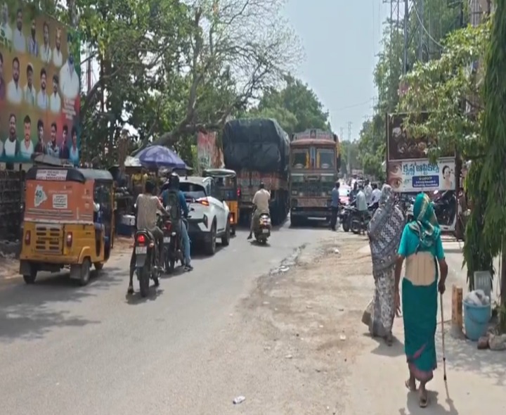 ఇరుకు రోడ్లతో తీవ్ర ట్రాఫిక్ ఇబ్బందులు