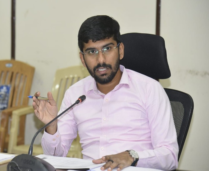 పెండింగ్ పనులు సకాలంలో పూర్తి చేయాలి: కలెక్టర్