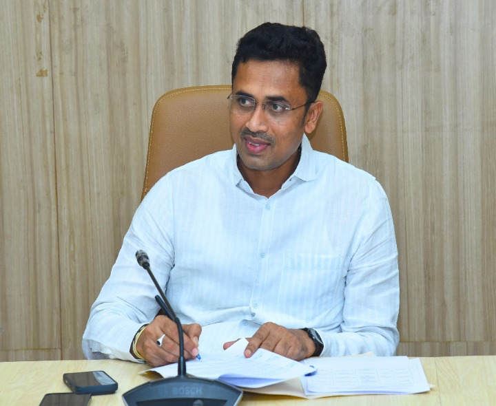 పన్ను వసూళ్ల పెంపుపై కలెక్టర్ సమీక్ష