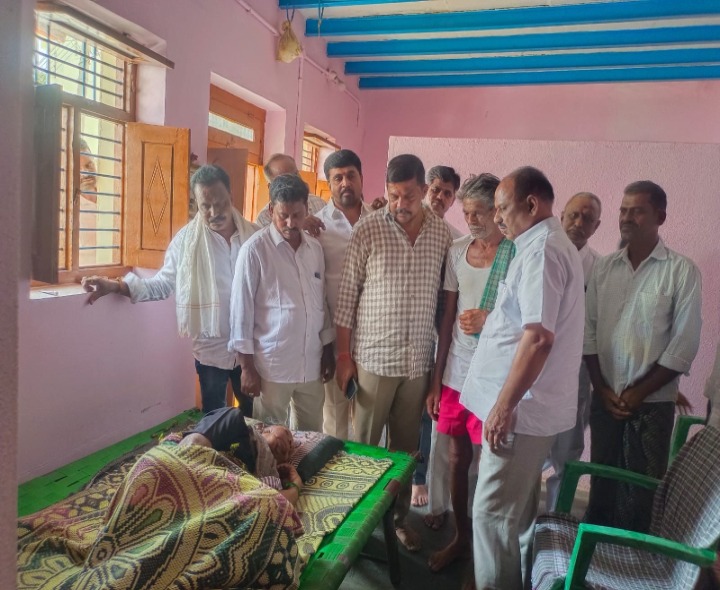 వైసీపీ నాయకులను పరామర్శించిన మాజీ మంత్రి