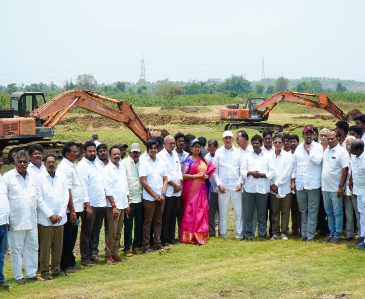 భీమోలులో అక్రమ మట్టిని అడ్డుకున్న వైసీపీ నాయకులు