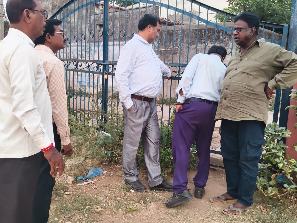 క్రీడా మైదానం పరిశీలించిన అధికారులు