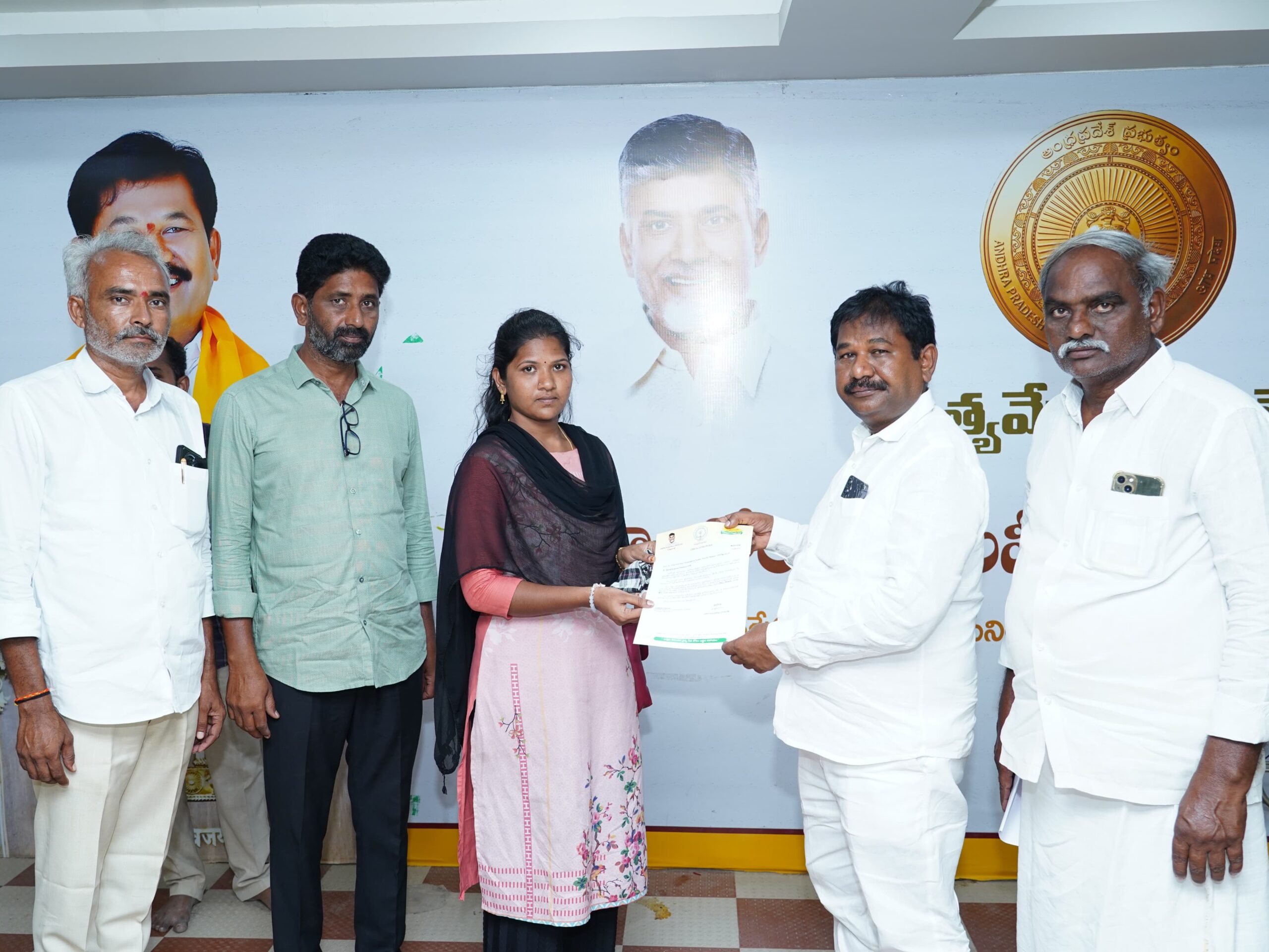 సీఎంఆర్ఎఫ్ చెక్కుల పంపిణీ చేసిన మంత్రి స్వామి