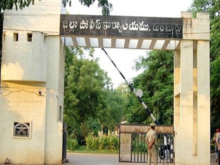 ఇంటర్ పరీక్షా కేంద్రాల వద్ద పోలీస్ బందోబస్తు