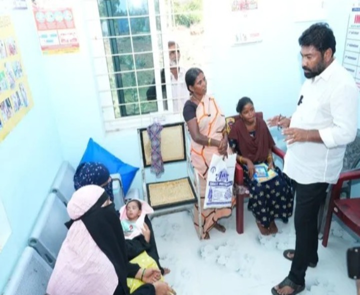 ఆమంచర్లలో విలేజ్ హెల్త్ క్లినిక్‌ తనిఖీ