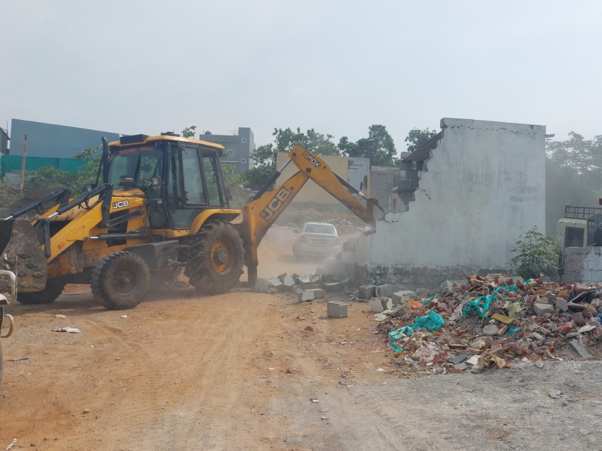 అక్రమ నిర్మాణాలను కూల్చివేసిన అధికారులు