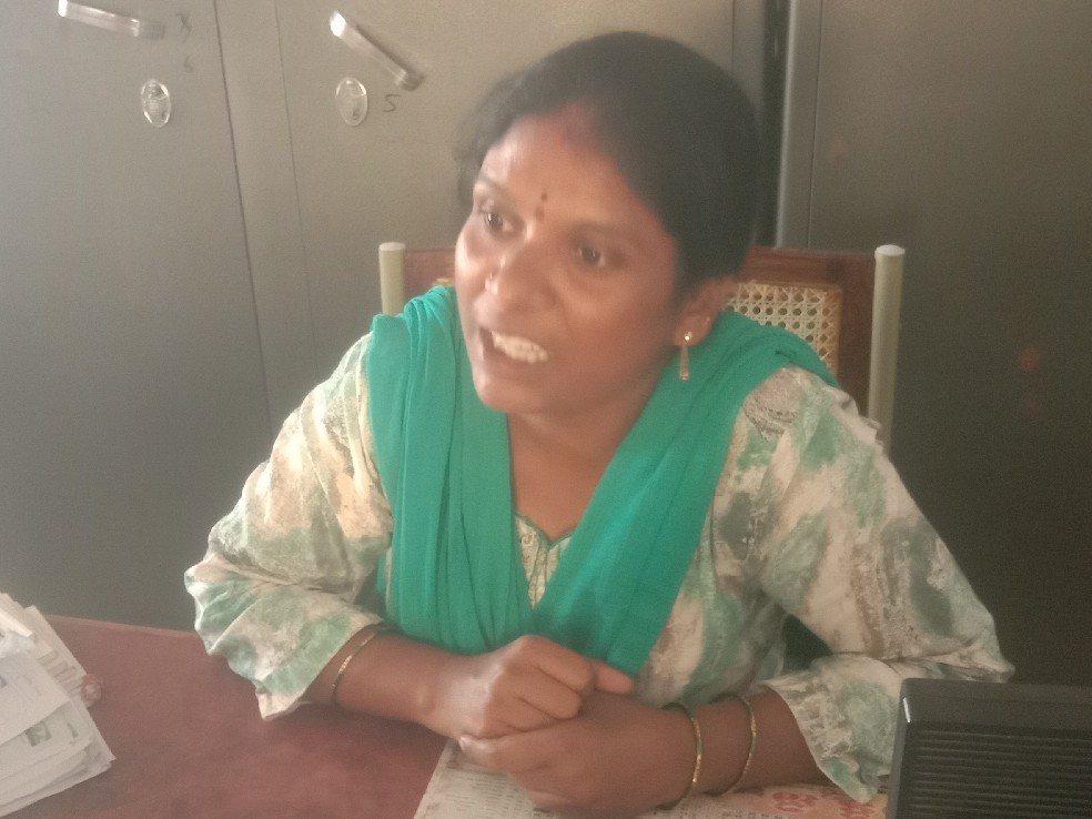 ఉపాధి కూలిని బెదిరించిన ఫీల్డ్ అసిస్టెంట్‌పై చర్యలు