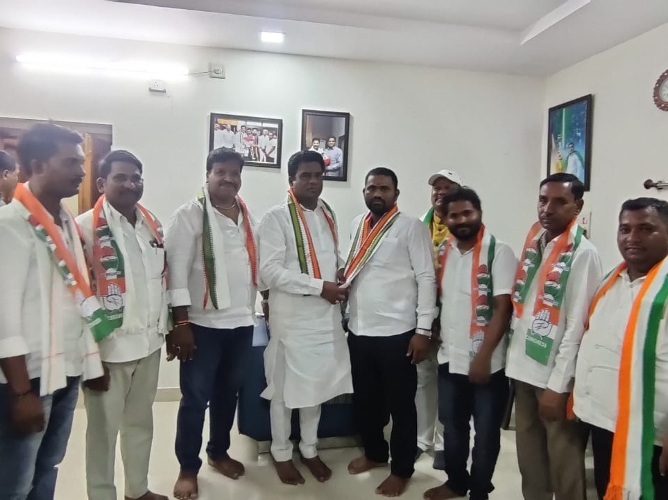 కాంగ్రెస్ పార్టీలో చేరిన కొత్త సార్సాల సర్పంచ్