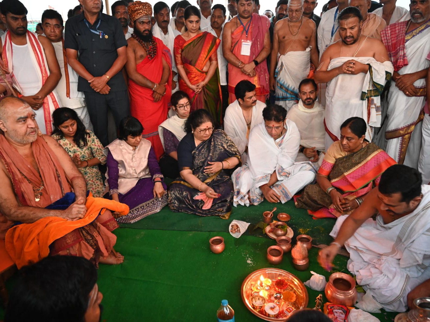త్రివేణి సంగమంలో ప్రత్యేక సంకల్ప పూజలు