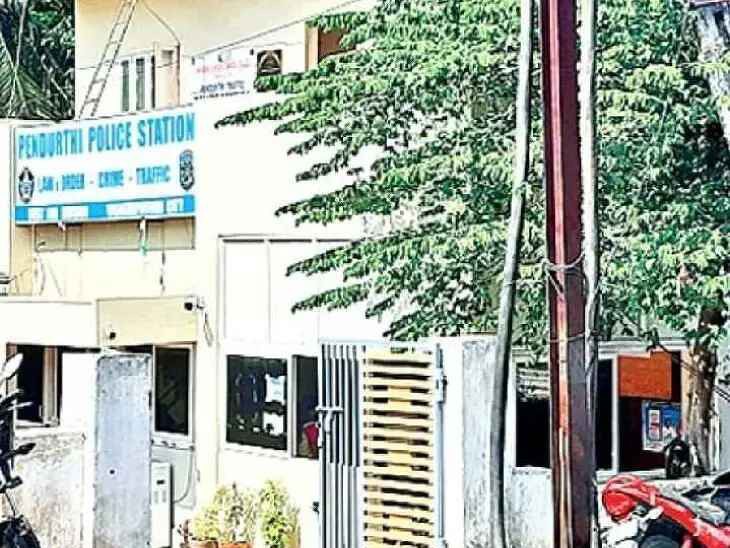 కళ్లలో స్ప్రే కొట్టి.. బంగారు గొలుసుతో పరార్ !