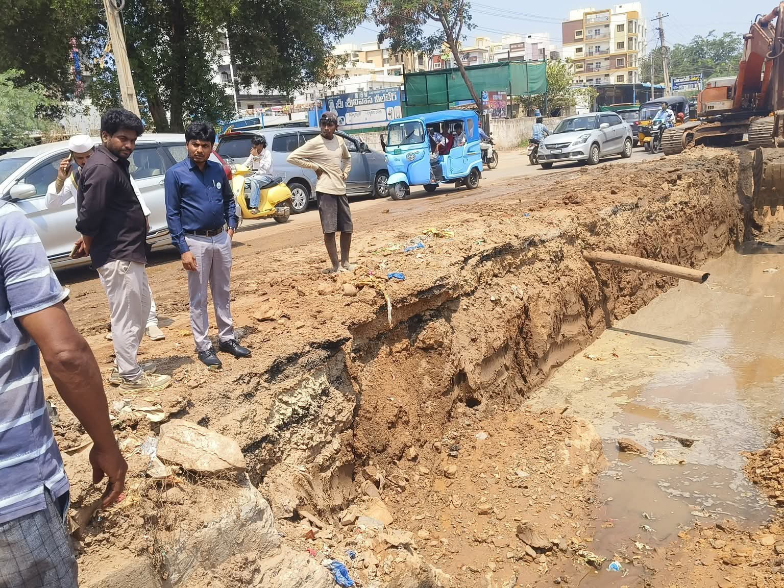 రాజంపేట రోడ్డులో డ్రైనేజీ పనుల తనిఖీ