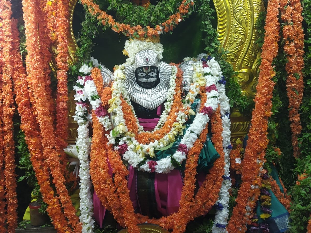భక్తి శ్రద్ధలతో లక్ష్మి నరసింహస్వామి ముడుపుల పూజలు