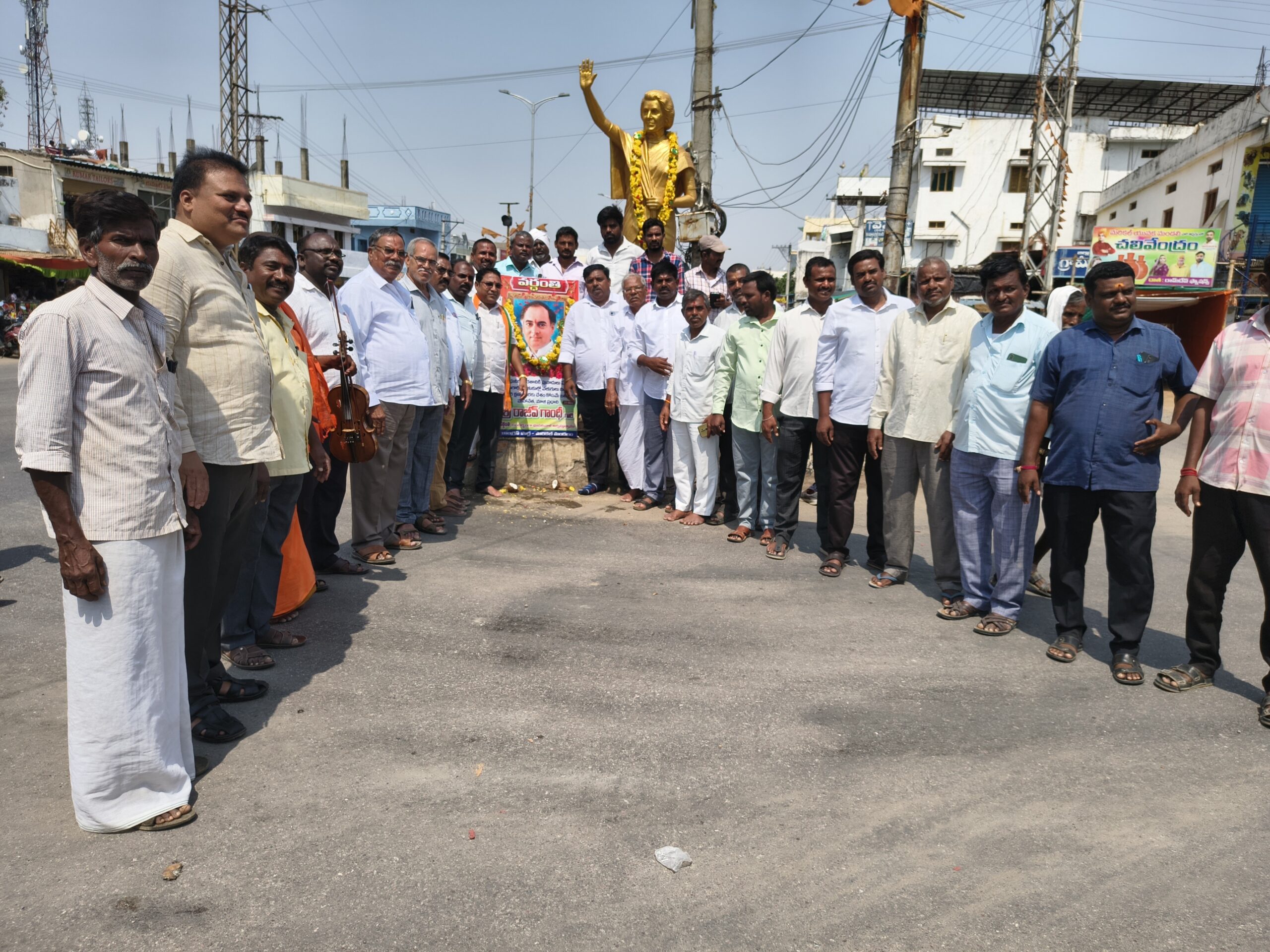 రాజీవ్ గాంధీకి ఘన నివాళి