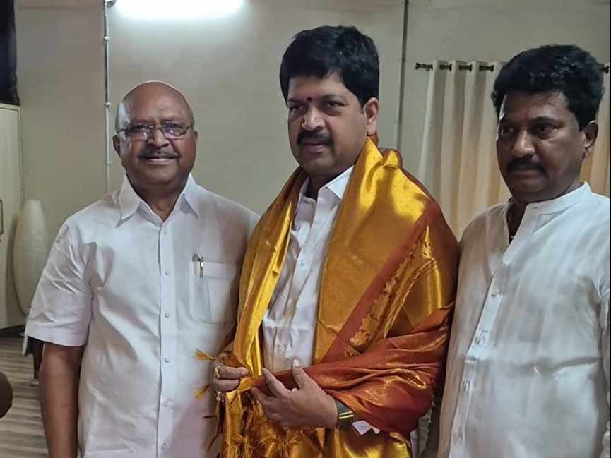 మంత్రి కొల్లు రవీంద్రను కలిసిన సోమిశెట్టి వెంకటేశ్వర్లు