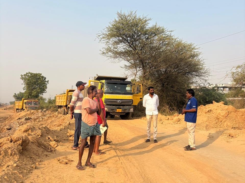 మట్టి లారీలను అడ్డుకున్న సోమగూడెం గ్రామస్థులు