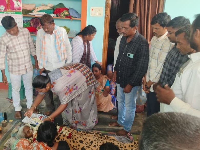 మదరి లక్ష్మీ మృతికి బడే నాగజ్యోతి నివాళి