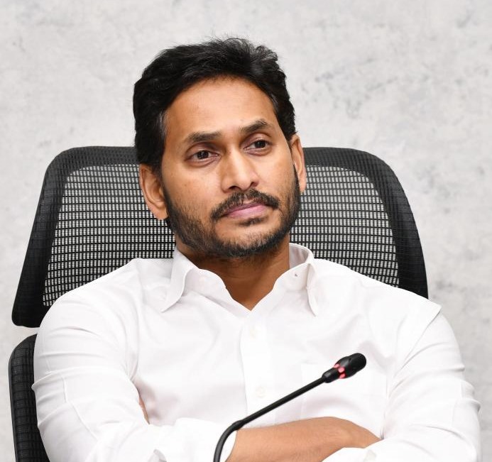 ప్రశ్నిస్తే అరెస్ట్ చేస్తున్నారు: జగన్