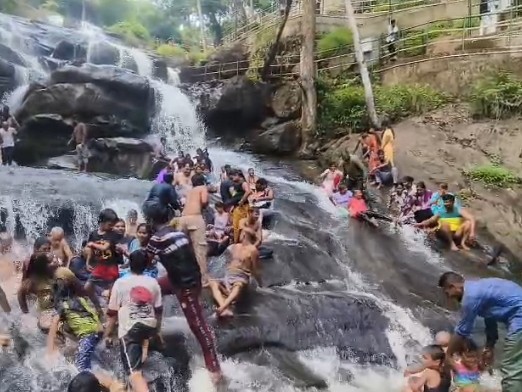 కొత్తపల్లి జలపాతానికి పోటెత్తిన పర్యాటకులు