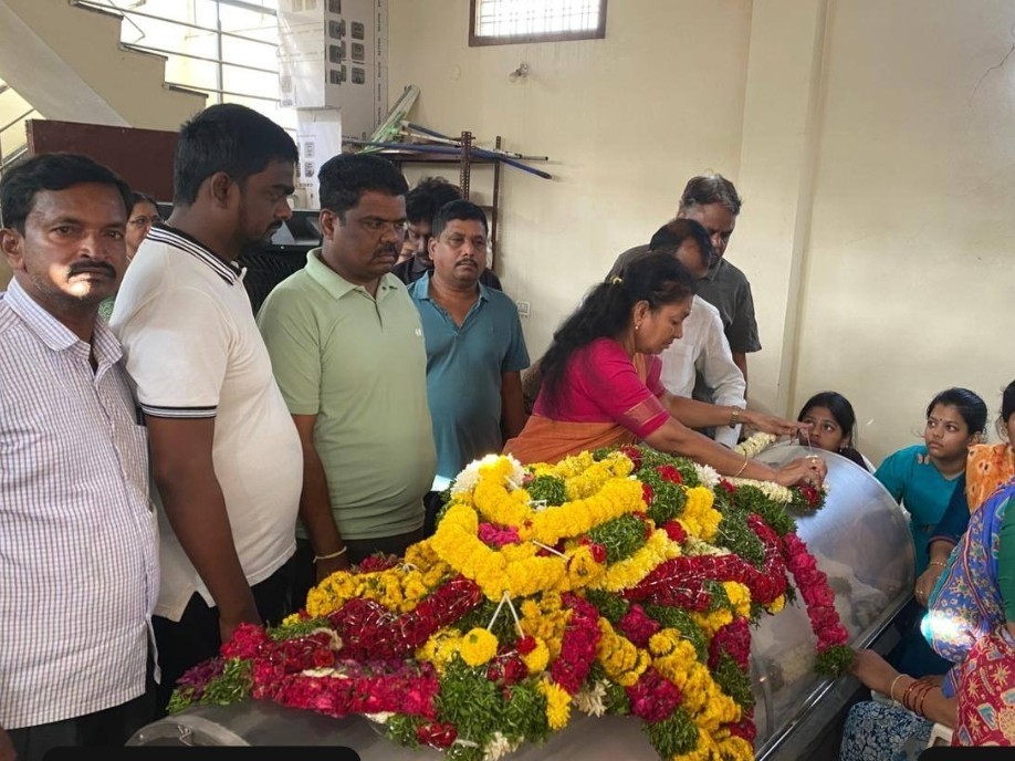 యాదాద్రి వేద పండితుడికి గొంగిడి సునిత నివాళి