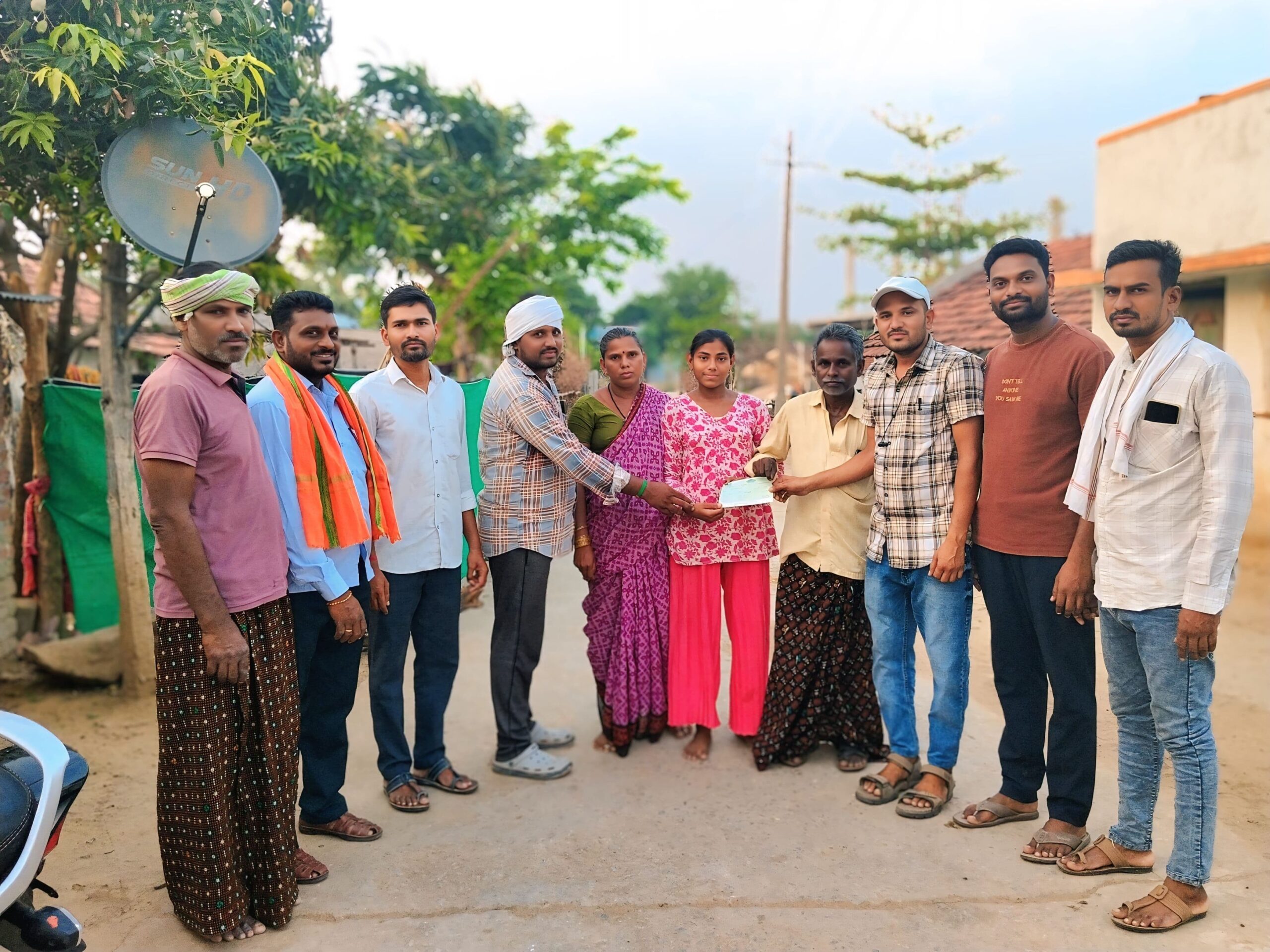 సీఎంఆర్ఎఫ్ చెక్కులు పంపిణీ