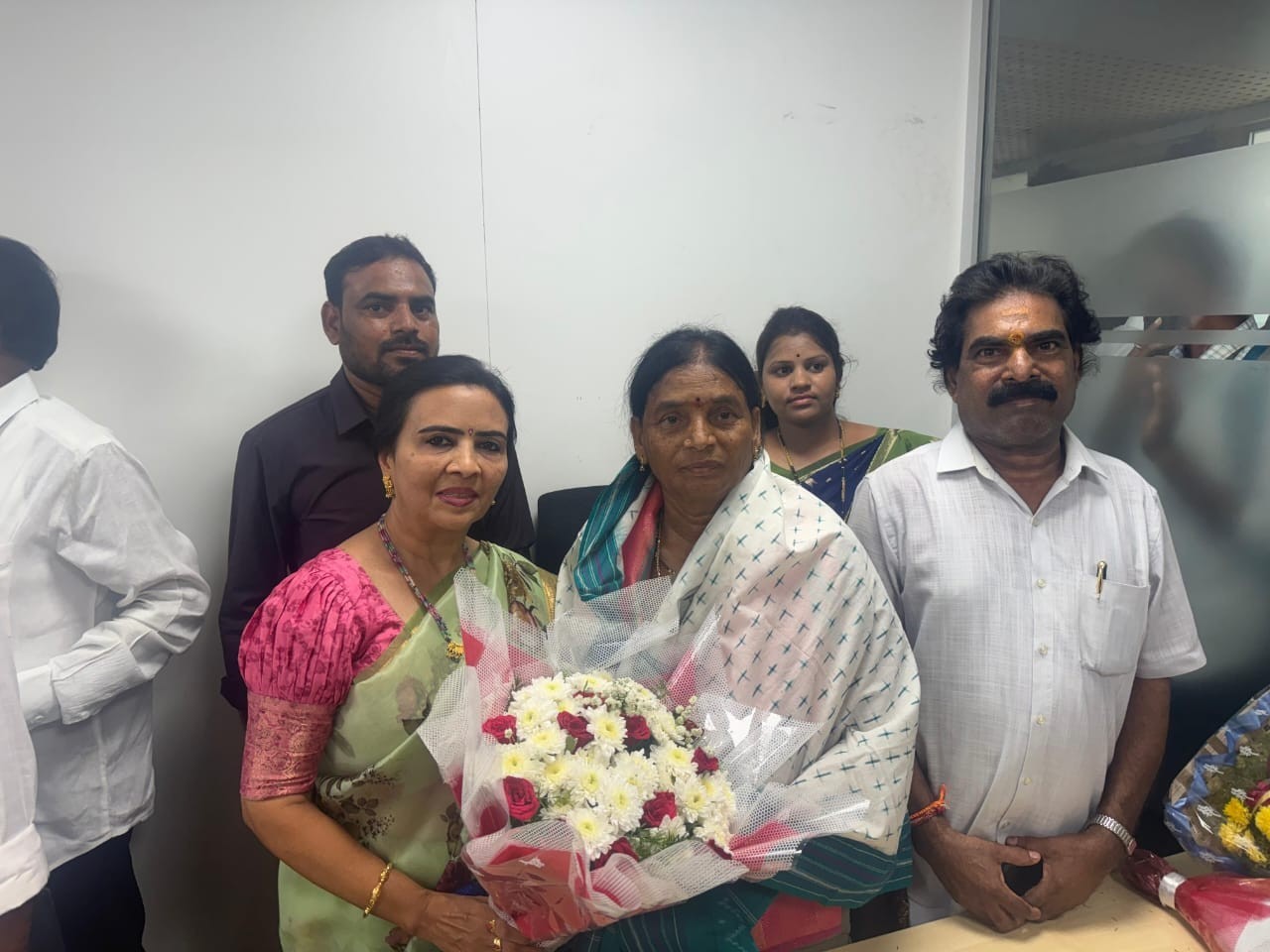 ఛైర్పర్సన్, సభ్యులను కలిసిన ఝాన్సీరెడ్డి