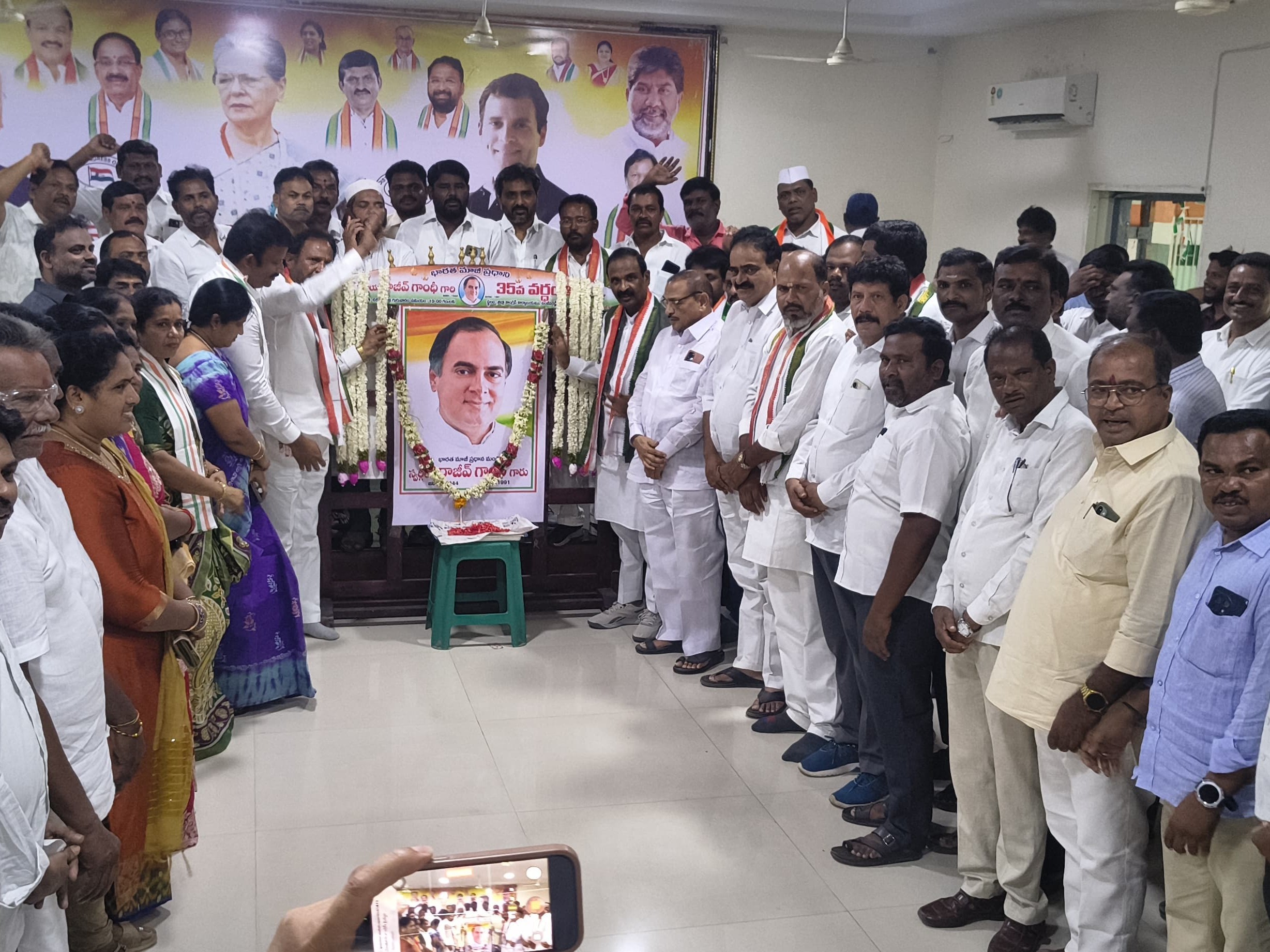 ‘దేశ అభివృద్ధికి మాజీ ప్రధాని సేవలు చిరస్మరణీయం’