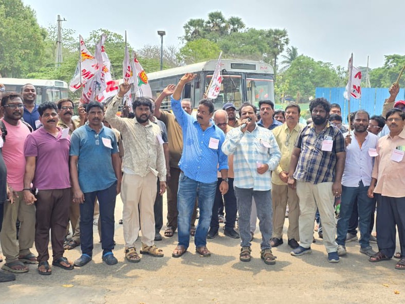 ‘ఎలక్ట్రిక్ బస్సులు ఆర్టీసీ ఉద్యోగులతోనే నిర్వహించాలి’