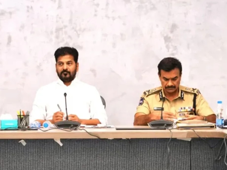 ఫ్లెక్సీలపై సీఎం ఆగ్రహం.. అధికారులకు కఠిన ఆదేశాలు