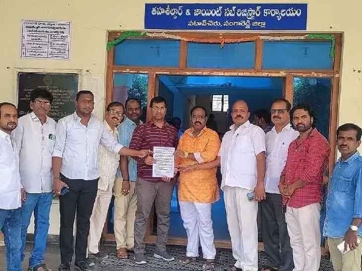 పాఠశాల సమస్యలపై వినతి పత్రం అందజేత