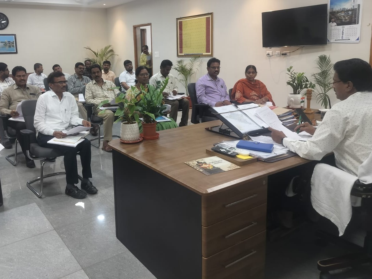 లక్ష్యం మేరకు మొక్కలు నాటాలి: అదనపు కలెక్టర్